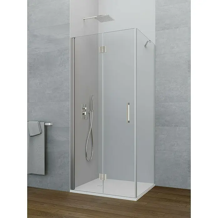 GME Mampara de ducha plegable Glass Combi 1 Esquinera - 75 x 195 cm, Plata brillo, Espesor de vidrio: 6 mm, L x An x Al: 70 x 75 (40/35) x 195 cm - Una cabina de ducha moderna cuenta con paredes de vidrio transparente, herrajes cromados, un cabezal de ducha de lluvia cuadrado y está en un baño elegante.