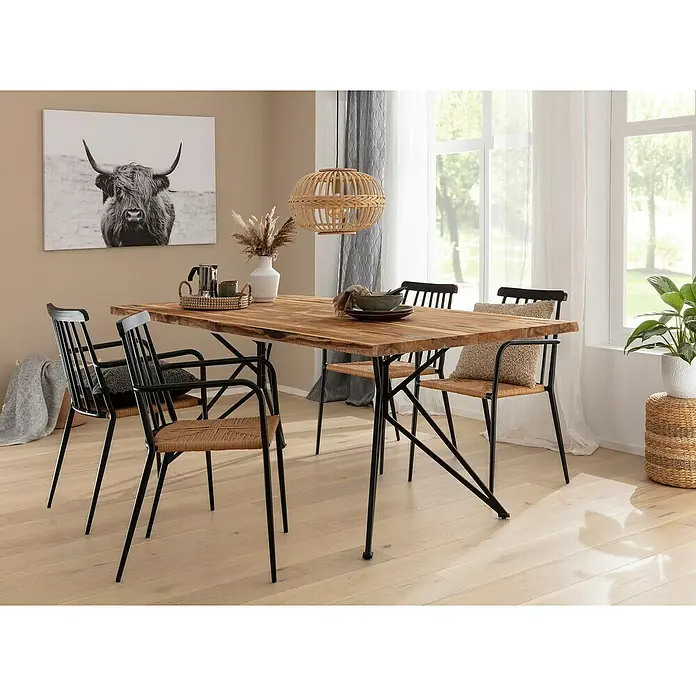 Tischbein CITYLINE Maribor - L x H: 518 x 720 mm, Schwarz - Ein stilvoller Essbereich mit einem Holztisch, umgeben von schwarzen Stühlen mit Rattan-Sitzen, unter einer dekorativen Hängelampe.