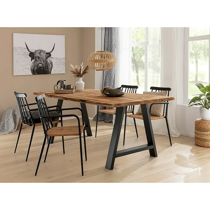 Tischbein CITYLINE Hamburg - L x H: 780 x 720 mm, Schwarz - Einladender Essbereich mit einem robusten Holztisch und eleganten Stühlen, beleuchtet durch eine stilvolle Hängeleuchte.