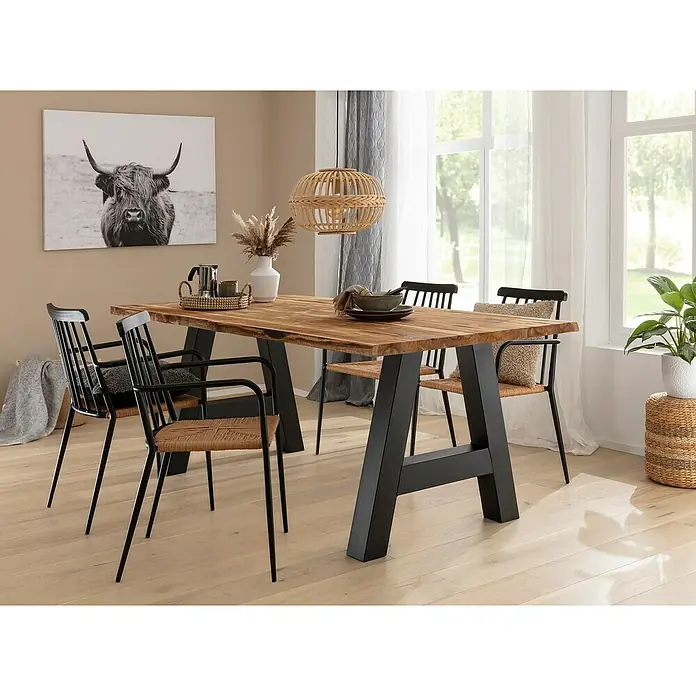 Tischbein CITYLINE Berlin - 780 x 720 mm, Schwarz - Elegantes Esszimmer-Set mit Holztischplatte, schwarzen Metallbeinen und Stühlen mit Rattan-Akzenten unter einer dekorativen Lampe.