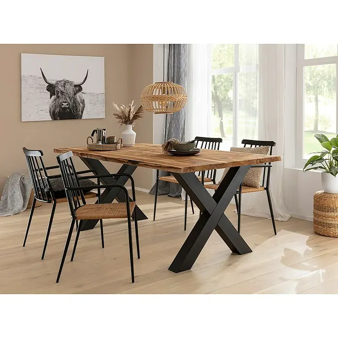 Tischbein CITYLINE Kopenhagen - 780 x 720 mm, Schwarz - Einladender Essbereich mit einem markanten Holztisch mit schwarzem X-förmigen Gestell, umgeben von stilvollen Stühlen und einer dekorativen Hängelampe.