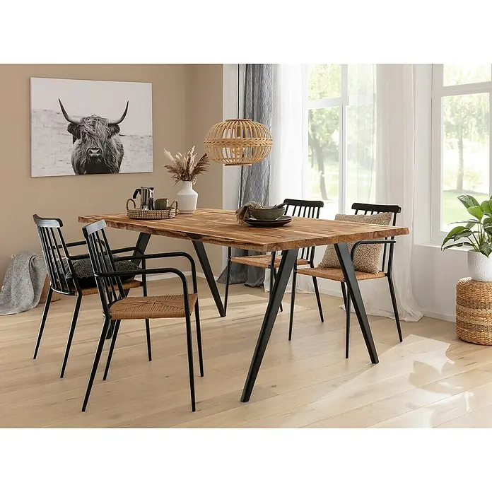 Tischbein CITYLINE Pisa - Schwarz, 377 x 720 mm - Esszimmer mit einem Esstisch aus Holz, umgeben von Stühlen mit schwarzem Gestell und einem Dekorationsbild an der Wand.