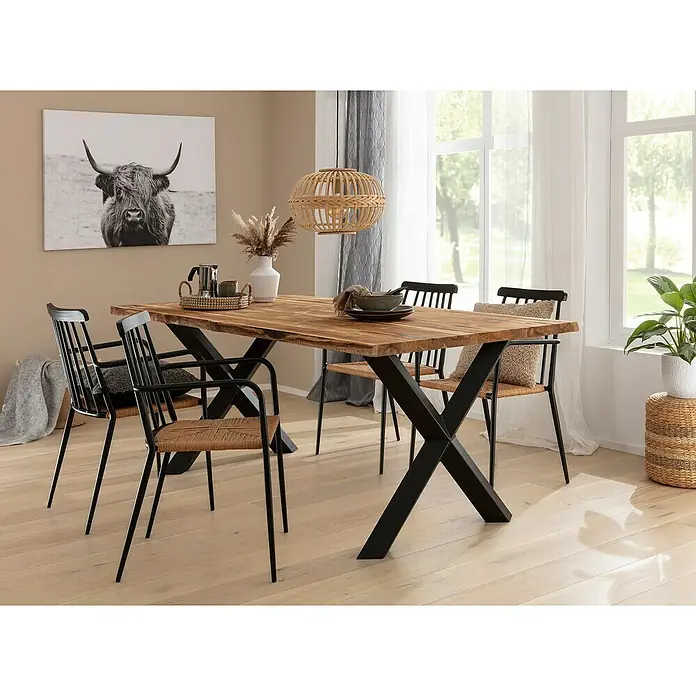 Tischbein CITYLINE Bergen - L x H: 780 x 724 mm, Schwarz - Ein rustikaler Esstisch aus Holz mit schwarzen X-förmigen Beinen und vier passenden Stühlen mit Rohrgeflecht-Sitzen.