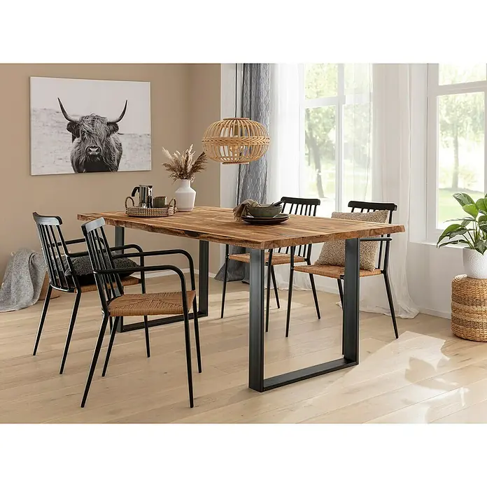Tischbein CITYLINE Oslo - 780 x 720 mm, Schwarz - Ein einladender Essbereich mit einem Holztisch mit schwarzem Metallgestell und vier Stühlen, die eine gemütliche Atmosphäre schaffen.