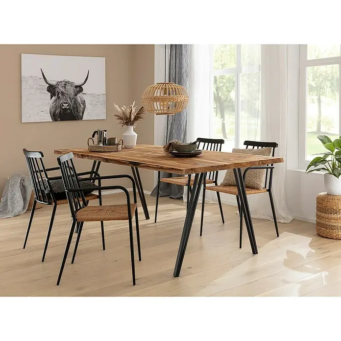 Tischbein CITYLINE Vaduz - 301 x 740 mm, Schwarz - Esszimmertisch aus Holz mit vier Stühlen. Die Stühle haben schwarze Metallgestelle und eine Sitzfläche aus Rattan. An der Wand hängt ein Bild eines schottischen Hochlandrindes.