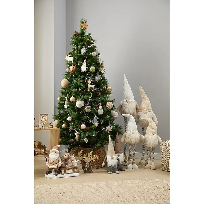 Figura decorativa Vaala - L x An x Al: 25 x 16 x 69 cm, Textil - Escena navideña festiva con árbol decorado y colección de adorables figuras de gnomos.