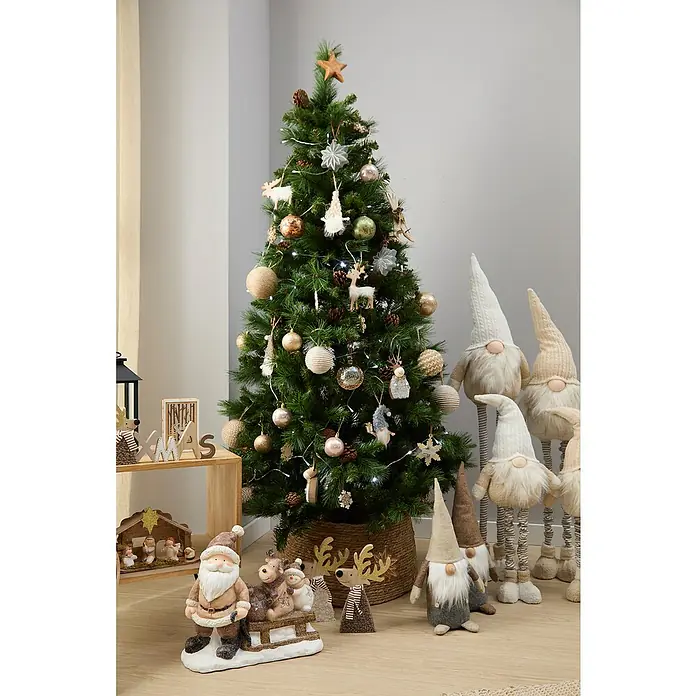 Figura decorativa Vaala - L x An x Al: 25 x 16 x 69 cm, Textil - Árbol de Navidad festivamente decorado con adornos dorados y luces cálidas, rodeado de gnomos navideños decorativos.