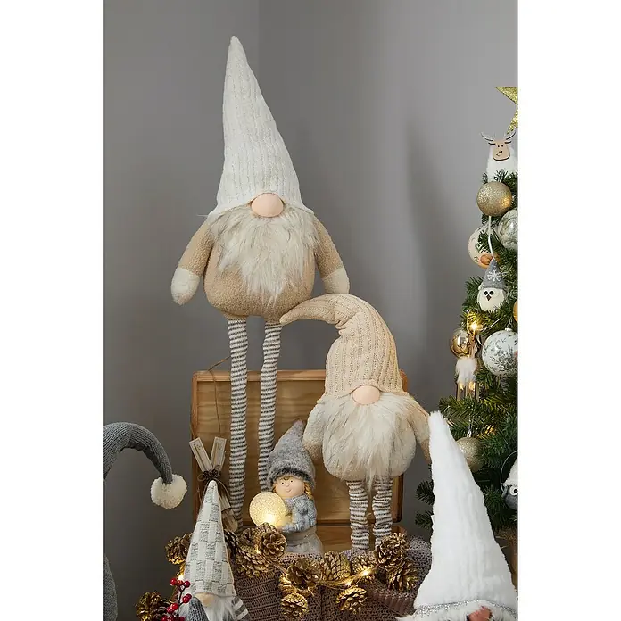 Figura decorativa Vaala - L x An x Al: 25 x 16 x 69 cm, Textil - Un arreglo festivo con varios gnomos de tela, piñas y luces que crean un ambiente navideño acogedor.