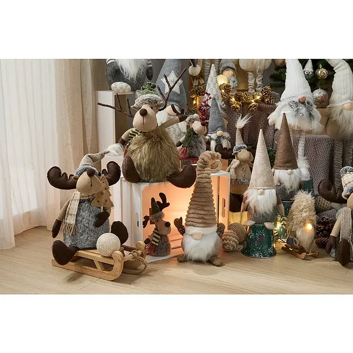 Figura decorativa Vaala - L x An x Al: 25 x 16 x 69 cm, Textil - Adornos navideños decorativos: Las figuras de alces de felpa y los gnomos crean un ambiente festivo en tu hogar.