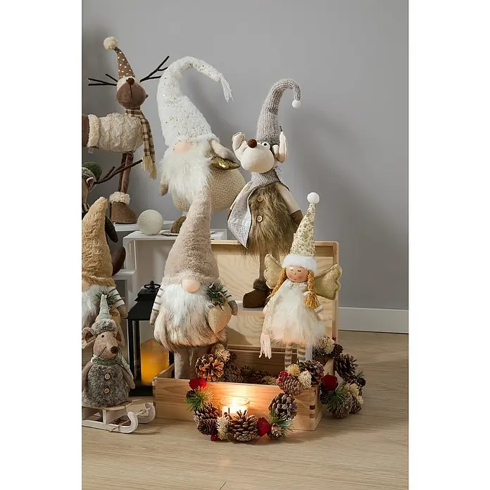 Figura decorativa Ángel Ekenas - L x An x Al: 20 x 10 x 51 cm, Textil - Decoración festiva con figuras de tela, incluyendo gnomos, renos y un ángel, dispuestos en una cálida escena navideña.