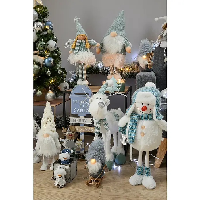 Figura decorativa Ingo - L x An x Al: 26 x 14 x 66 cm, Textil - Una escena navideña festiva con adorables figuras de felpa como un muñeco de nieve, gnomos y renos, que difunden la alegría navideña.