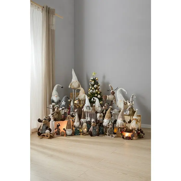 Figura decorativa Gnomo Kasper - L x An x Al: 7 x 23 x 68 cm, Plástico - Escena festiva con una colección de gnomos navideños decorativos, alces y un árbol de Navidad adornado.