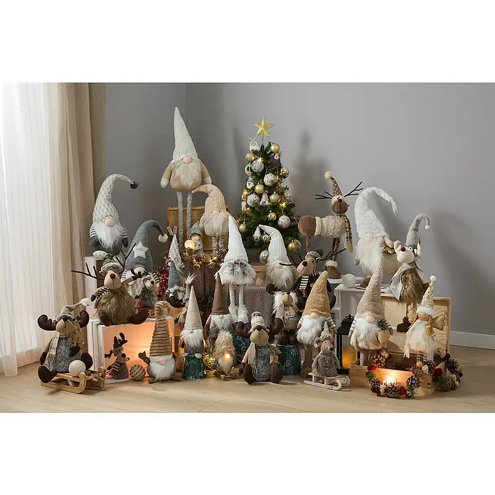 Figura decorativa Vaala - L x An x Al: 25 x 16 x 69 cm, Textil - Variedad de figuras navideñas con gnomos y renos dispuestos con un árbol de Navidad decorado sobre soportes de madera para decoración festiva.