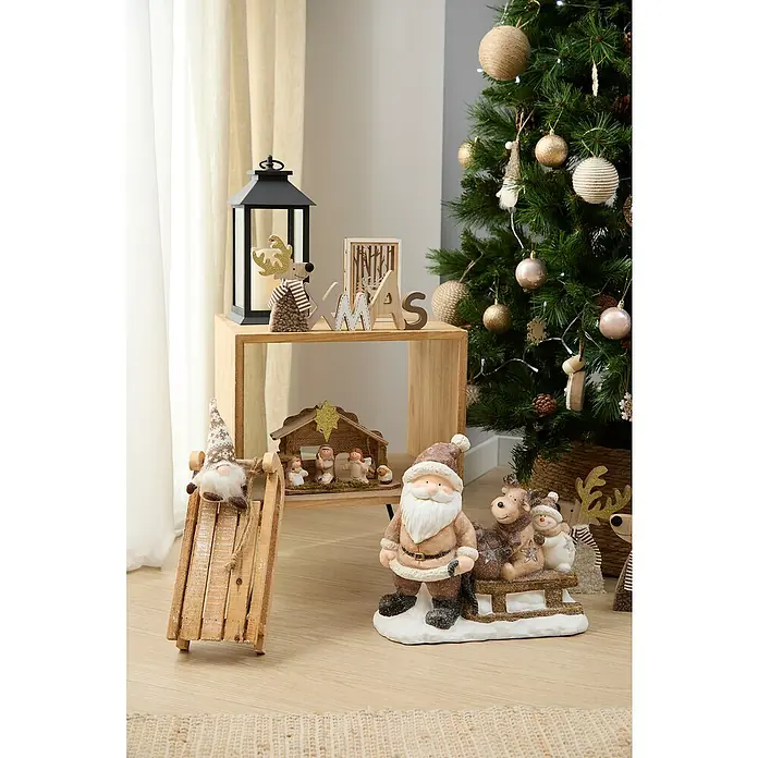 Árbol de Navidad artificial Bristlecone - Altura: 215 cm, Verde - Un bodegón navideño festivo con árbol, belén, figura de Papá Noel y decoraciones festivas expuestas sobre una mesa de madera.