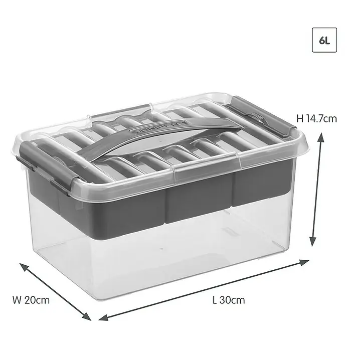 Sunware Aufbewahrungsbox Q-Line mit Einsatz - L x B x H: 30 x 20 x 14 cm, Kunststoff, Transparent - Ein rechteckiger, transparenter 6L Aufbewahrungsbehälter mit grauem Deckel und Griff. Die Maße sind Länge 30cm, Breite 20cm und Höhe 14.7cm.