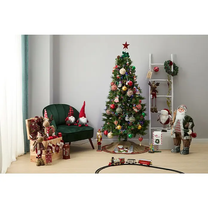 Árbol de Navidad artificial Bristlecone - Altura: 215 cm, Verde - Decoración navideña con abeto, estantería de escalera y varias figuras festivas para un ambiente acogedor.