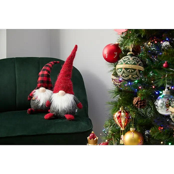 Figura decorativa Bjorn - Textil - Escena festiva con dos gnomos adorables en una silla verde junto a un árbol de Navidad decorado.