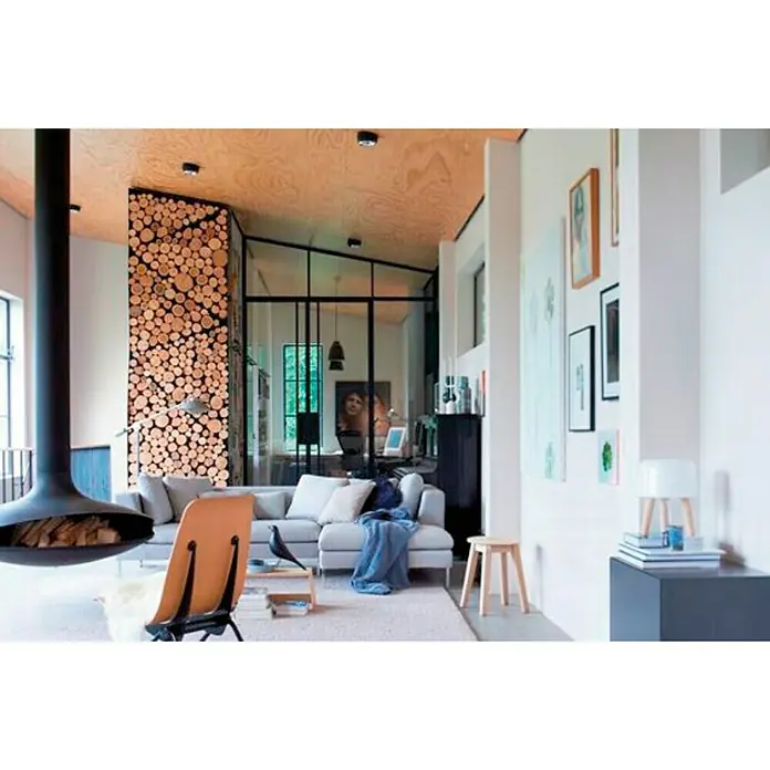 Bruguer Colores del Mundo Pintura para paredes - Escandinavia matiz gris, Mate, 4 l - Sala de estar con chimenea independiente, un sofá gris y una pared de madera que crea un ambiente acogedor.\n