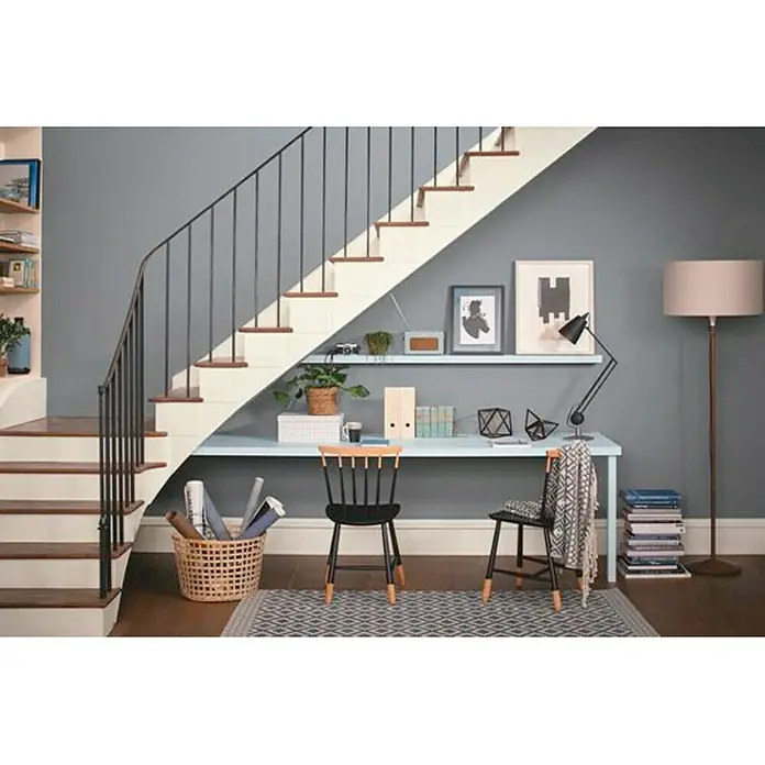 Bruguer Colores del Mundo Pintura para paredes - Escandinavia gris natural, Mate, 4 l - Oficina en casa bajo la escalera con escritorio, sillas, lámpara y decoraciones, ideal para espacios pequeños y trabajo creativo.