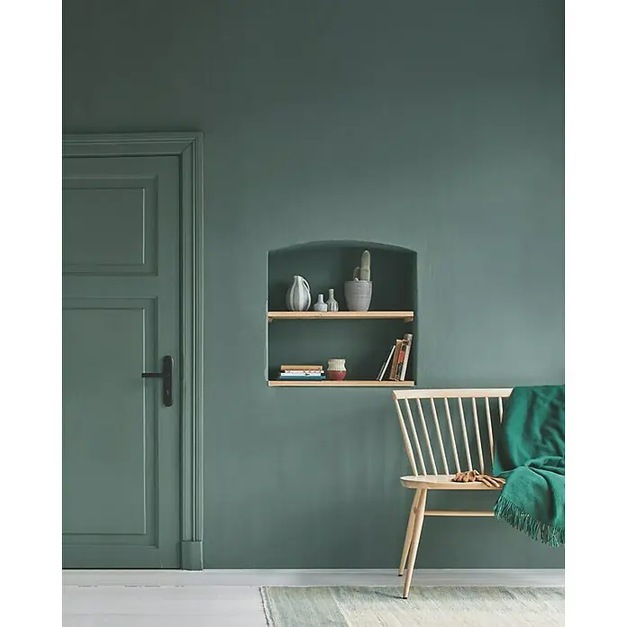 Alpina Wandfarbe Feine Farben - Held des Waldes, Matt, 2,5 l - Einrichtungsidee mit mintgrüner Wandfarbe, einem eingebauten Regal mit Dekoration und einer hellen Holzbank mit grüner Decke.