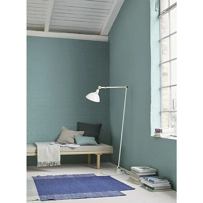 Alpina Wandfarbe Feine Farben - Quelle der Gelehrten, Matt, 2,5 l, Konservierungsmittelfrei - Ein stilvolles Interieur mit einem eleganten weißen Stehlampe, das Ambiente und Beleuchtung perfekt vereint.