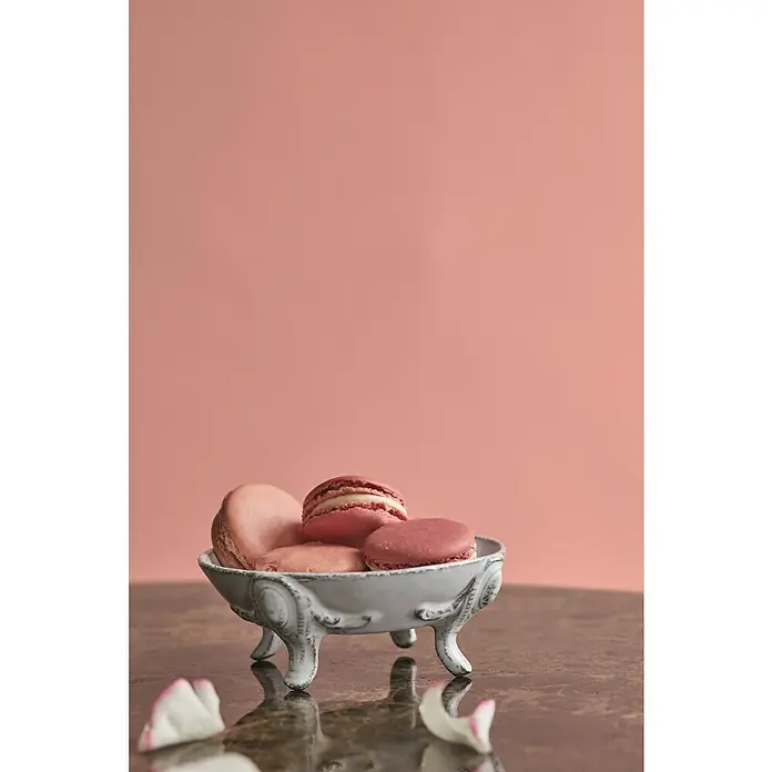 Alpina Wandfarbe Feine Farben - Kokette Sinnlichkeit, Matt, 2,5 l, Konservierungsmittelfrei - Eine Schale mit rosa Macarons auf einem Tisch vor einem rosafarbenen Hintergrund. Die Macarons haben unterschiedliche Rosatöne.