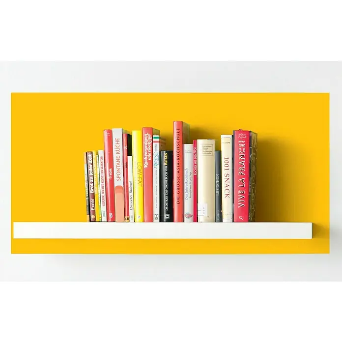 Alpina Vollton- & Abtönfarbe Color - Lucky Yellow, Matt, 750 ml, Lösemittelfrei - Ein Bücherregal mit Kochbüchern verschiedener Titel, darunter "Vive la France!", vor einem gelben Hintergrund.