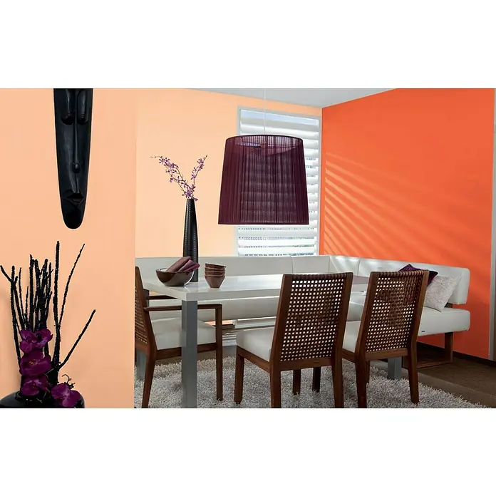 Alpina Vollton- & Abtönfarbe Color - Happy Orange, Matt, 250 ml, Lösemittelfrei - Dieses Bild zeigt eine moderne Essecke mit einem weißen Tisch, braunen Stühlen und einer lila Lampe, die für eine stilvolle Atmosphäre sorgt.