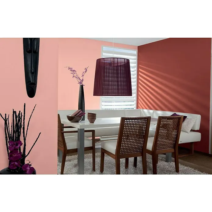 Alpina Vollton- & Abtönfarbe Color - Spicy Red, Matt, 750 ml, Lösemittelfrei - Nahaufnahme eines modernen Esszimmers mit einem Esstisch, Stühlen und einer stilvollen Pendelleuchte, die eine gemütliche Atmosphäre schafft.