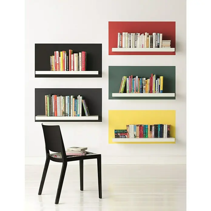 Alpina Vollton- & Abtönfarbe Color - Night Black, Matt, 250 ml, Lösemittelfrei - Die Wandregale mit bunten Hintergründen und darauf platzierten Büchern sorgen für ein modernes Ambiente. Der Stuhl mit Büchern rundet das Bild ab.