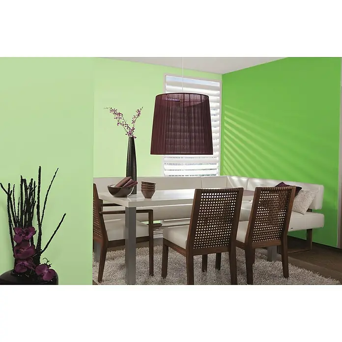 Alpina Vollton- & Abtönfarbe Color - Grass Green, Matt, 250 ml, Lösemittelfrei - Esszimmer mit modernem Lampenschirm, stilvollem Tisch und Stühlen, dekoriert mit Blumenvasen und passenden Farbakzenten.