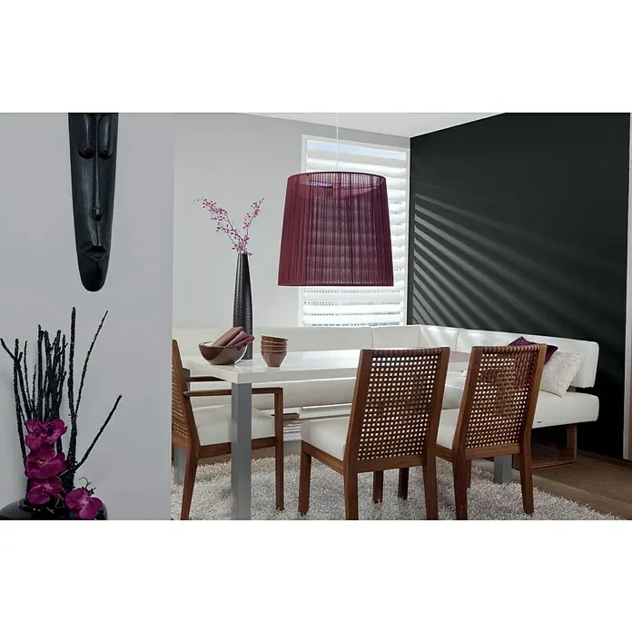 Alpina Vollton- & Abtönfarbe Color - Night Black, Matt, 250 ml, Lösemittelfrei - Bild eines Esszimmers mit Esstisch, Stühlen, Lampe und Dekorationsgegenständen. Elegantes Design und hochwertige Materialien dominieren.