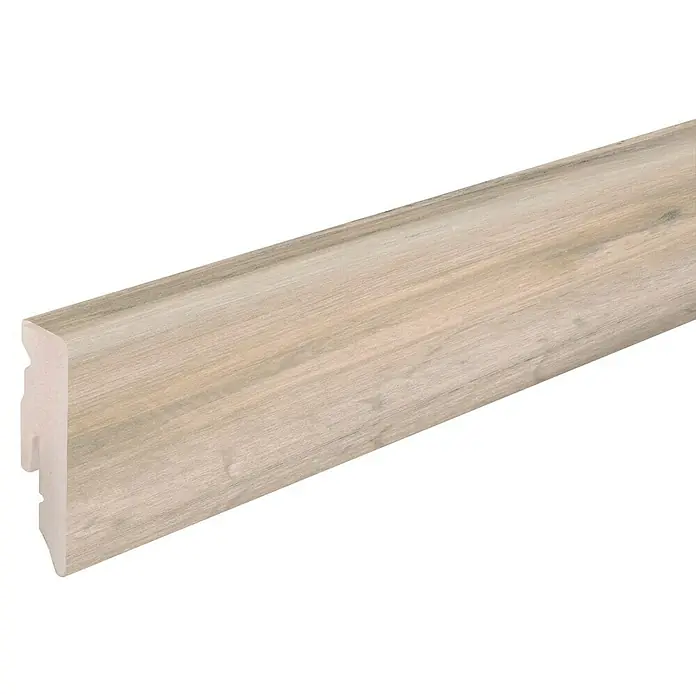 Profiles and more Sockelleiste KU51L Eiche Como - 240 cm x 15 mm x 50 mm - Nahaufnahme einer hellen Holzfußleiste, ideal für jeden Raum.