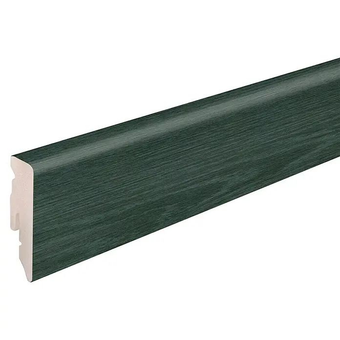 Profiles and more Sockelleiste KU051L Raiders Eiche - 240 cm x 15 mm x 50 mm - Detailaufnahme einer dunkelgrünen Fussleiste mit Holzmaserung, ideal für moderne Innenräume und als stilvoller Übergang zum Boden.