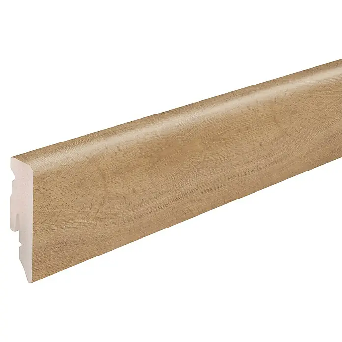 Profiles and more Sockelleiste KU51L Eiche Trient Natur - 240 cm x 15 mm x 50 mm - Detailaufnahme einer Fußleiste mit Holzoptik. Die Leiste ist hellbraun und hat eine abgerundete Form. Sie dient zur stilvollen Abdeckung von Übergängen.
