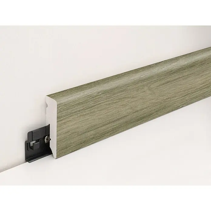 Profiles and more Sockelleiste KU51L Eiche Trient Grau - 240 cm x 15 mm x 50 mm - Nahaufnahme einer Sockelleiste mit Clip-Befestigungssystem, die eine einfache Installation und ein sauberes Erscheinungsbild ermöglicht.