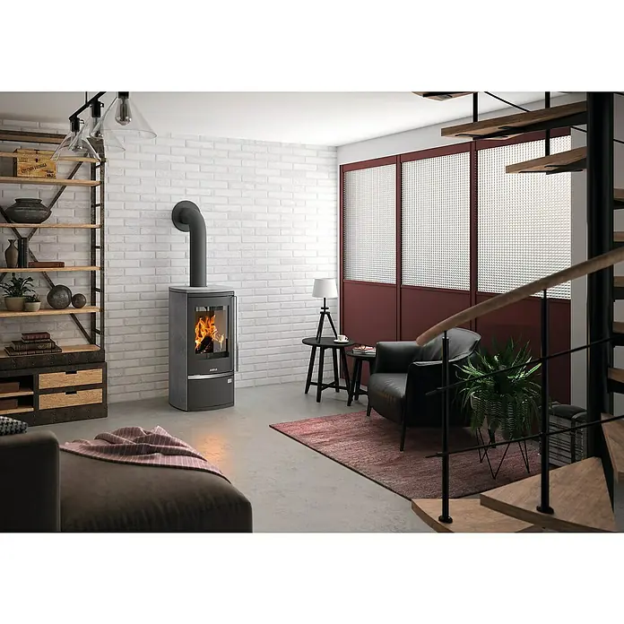 Justus Kaminofen Reno R - 6 kW, Raumheizvermögen: 124 m³, Material Verkleidung: Stahl, Schwarz - Wohnzimmer mit einem Justus Kaminofen, der Wärme und Stil in den Raum bringt, ergänzt durch eine gemütliche Einrichtung.