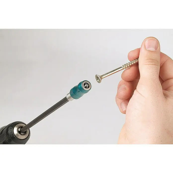 Wolfcraft Portabits para herramientas eléctricas - Largo: 250 mm - Un taladro inalámbrico con un portabrocas a punto de enganchar una cabeza de tornillo. Ideal para atornillar y proyectos de bricolaje.