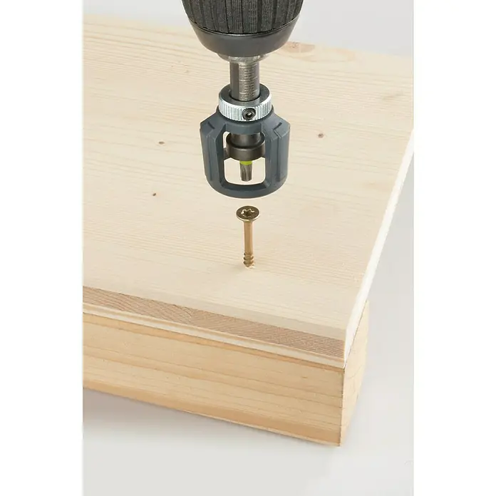Wolfcraft Bithalter mit Tiefenstopp - Länge: 60 mm, ¼″ Sechskant - Ein Akkuschrauber mit einem Bit-Halteraufsatz, bereit, eine Schraube in ein Holzbrett zu schrauben.