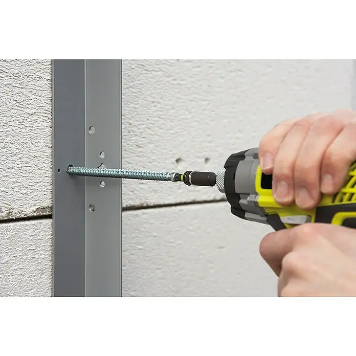 Wolfcraft Bit-Box Torx - 7 -tlg. - Befestigung eines Bolzens an einer Wand mit einem gelben und grauen Ryobi-Akkuschrauber.