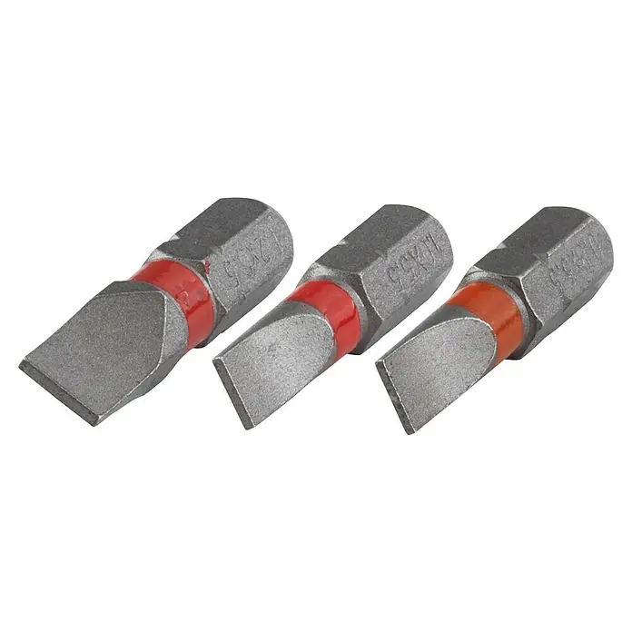 Wolfcraft Bit-Set Solid - SL 0,8 x 5,5/1,0 x 5,5/1,2 x 6,5 mm, 25 mm, 3 -tlg. - Nahaufnahme von drei Schlitz-Schrauberbits mit rotem Farbband, die Vielseitigkeit und Präzision für Schraubarbeiten bieten.