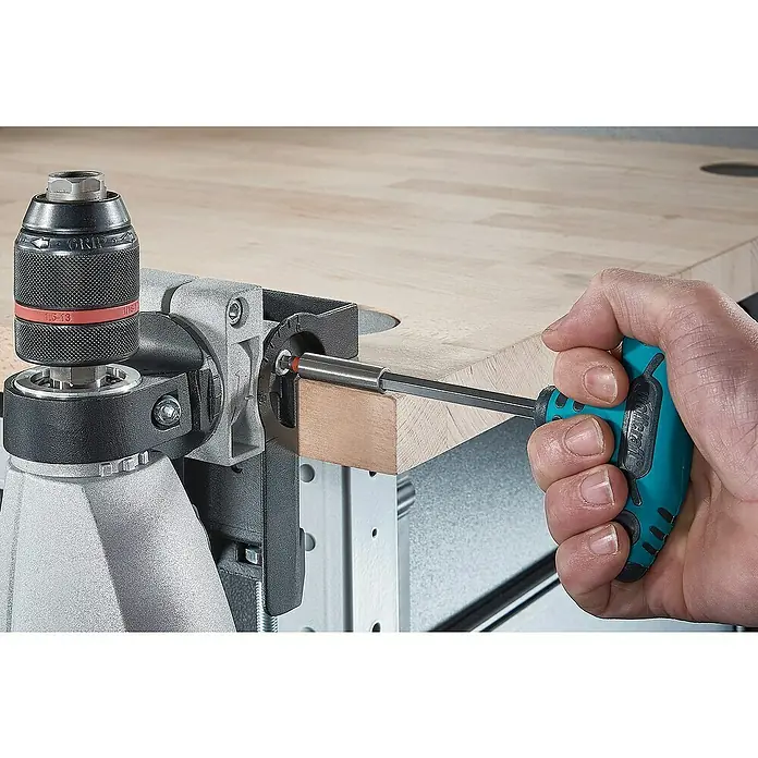 Wolfcraft Bit-Set Innensechskant - 3 -tlg. - Nahaufnahme eines Bohrständers mit Schraubendreher, der ein Werkstück fixiert. Praktisch für präzise Arbeiten in der Werkstatt.