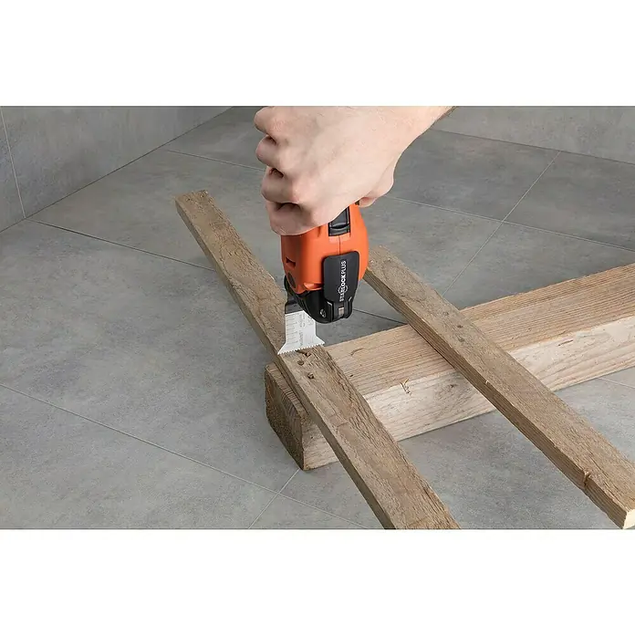 Wolfcraft Tauchsägeblatt Expert BiM - Arbeitsbreite: 50 mm - Eine orangefarbene Starlock Plus Säge schneidet Holz. Das Werkzeug ist kompakt und effizient für präzise Schnitte in Holzmaterialien.