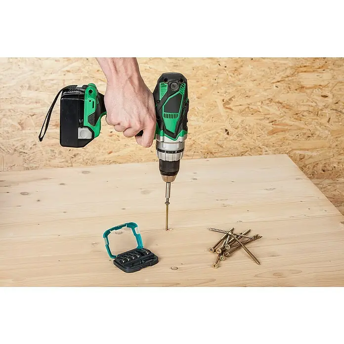 Wolfcraft Bit-Box Fix-Grip - Torx, 7 -tlg. - Akkuschrauber beim Eindrehen einer Schraube in ein Holzbrett, Schrauben und Bit-Set sind ebenfalls sichtbar.