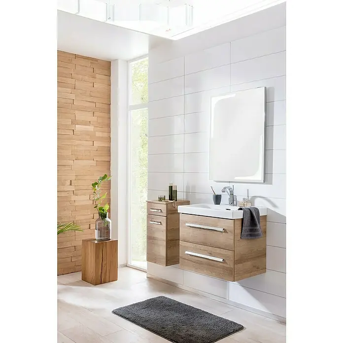 Lanzet K1 Waschtischunterschrank59,2 x 44,3 x 48,3 cm, Berg Eiche - Elegantes Badezimmer-Interieur mit modernem Waschtischunterschrank in Holzoptik, ergänzt durch Spiegel und Holzverkleidung.