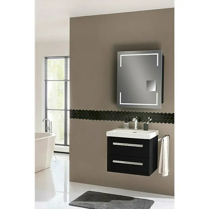 Lanzet K1 Waschtischunterschrank - 59,2 x 44,3 x 48,3 cm, Dark Oak - Ein modernes Badezimmer mit einem stilvollen, schwarzen Waschtischunterschrank, einem beleuchteten Spiegelschrank und einer dekorativen Bordüre.