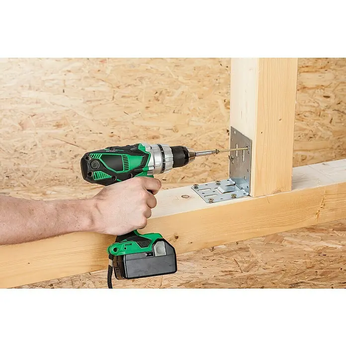 Wolfcraft Bit-Box Fix-Grip - Torx, 7 -tlg. - Befestigung eines Holzpfostens mit einem grünen Akku-Bohrschrauber an einem Holzbalken mit einem Winkelverbinder.