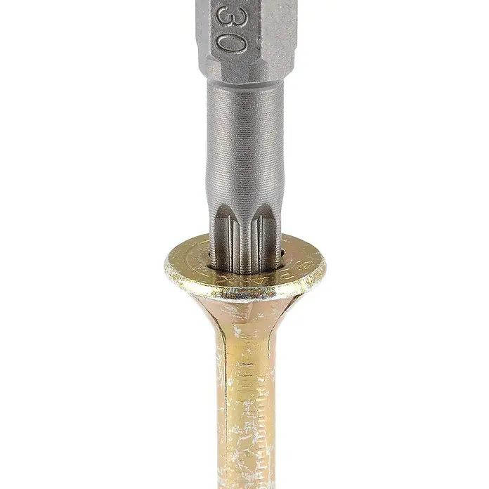 Wolfcraft Bit-Box Fix-Grip - Torx, 7 -tlg. - Nahaufnahme eines Torx-Schraubendrehers, Größe 30, der in eine goldfarbene Schraube mit Flachkopf eingeführt ist.