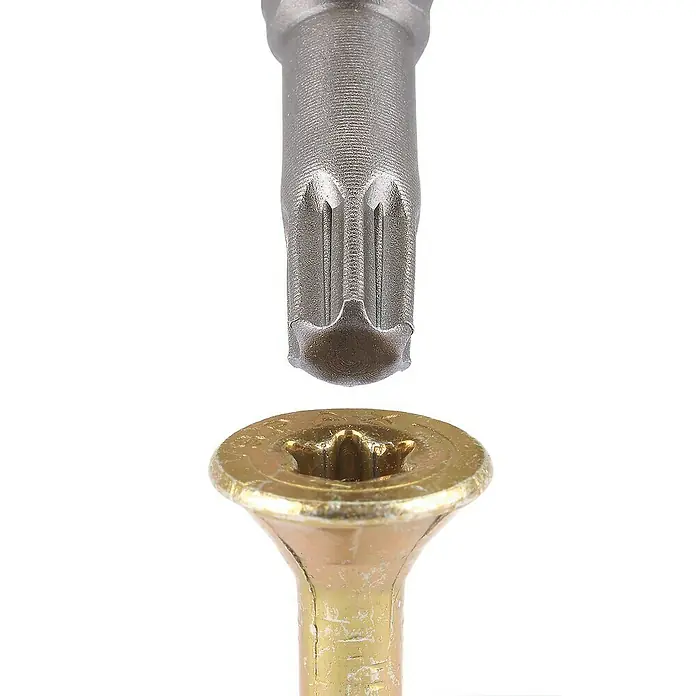 Wolfcraft Bit-Box Fix-Grip - Torx, 7 -tlg. - Ein Torx-Schraubendreher-Bit wird auf eine Torx-Schraube ausgerichtet, die sich darunter befindet, und beide sind in Nahaufnahme abgebildet.