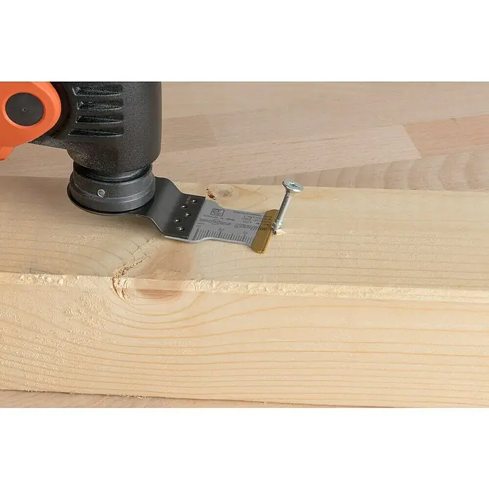 Wolfcraft Tauchsägeblatt HM TiN - 32 mm, 1 Stk. - Bild von einem oszillierenden Multifunktionswerkzeug, das einen in Holz eingeschraubten Schraubenkopf abschneidet. Präzise und effiziente Holzarbeit.